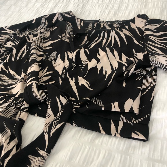 Blouse with key hole and tie in the front - Picture 2 of 2